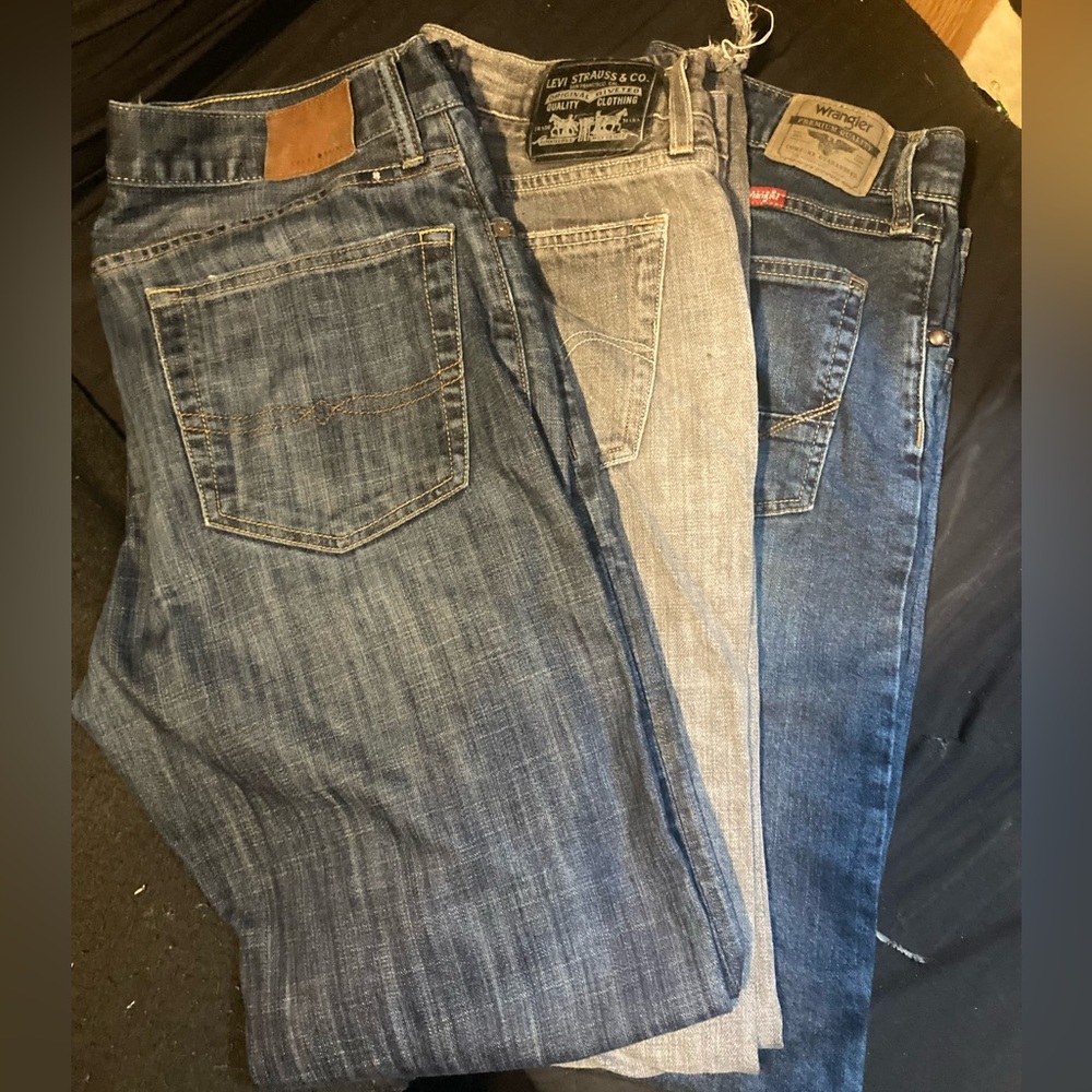 3 pair of men’s 32/32 jeans lucky, Levi’s, and wrangler